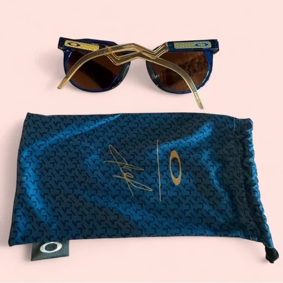 Oakley Blue and Gold Women display picture 1